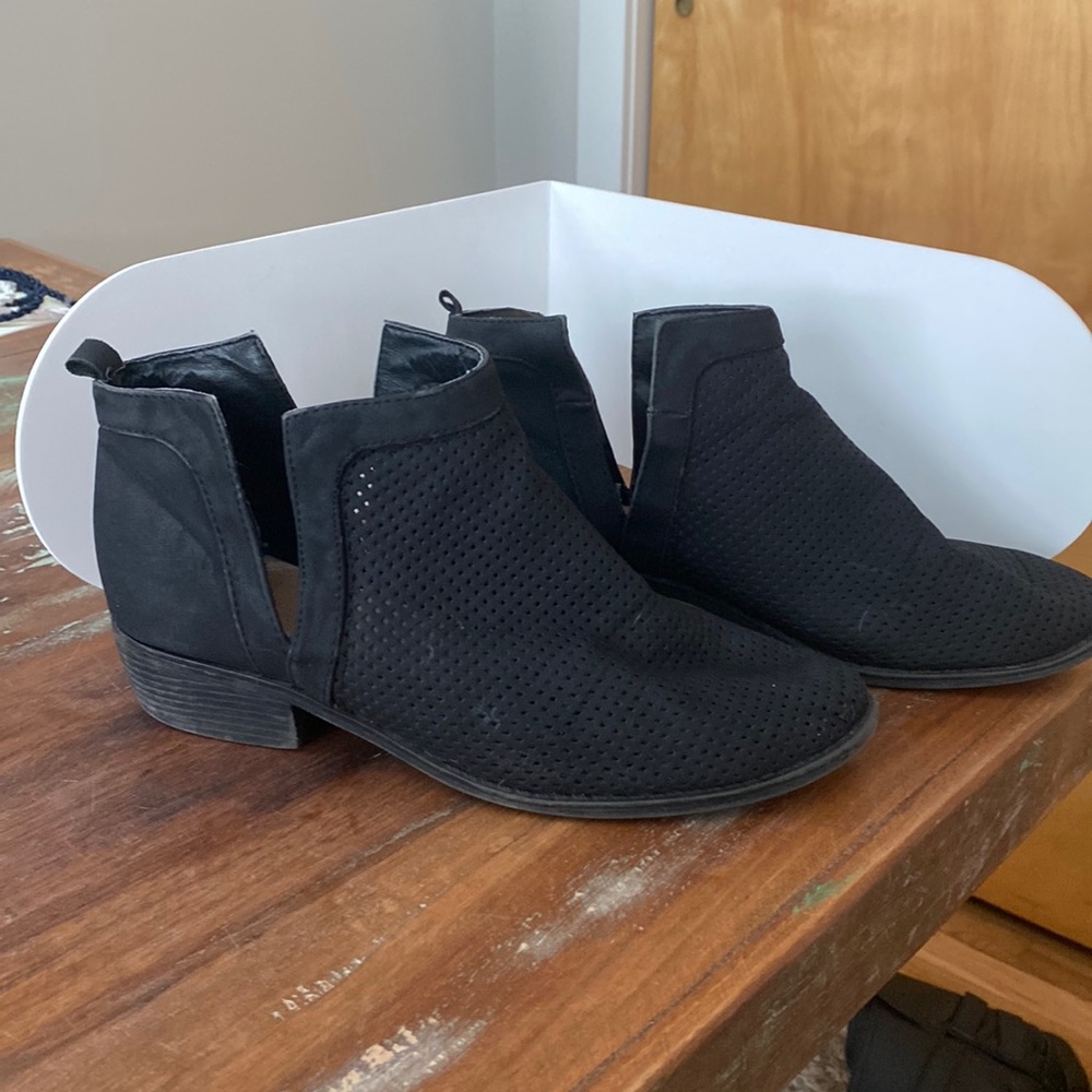 Restricted black booties. Size 8.